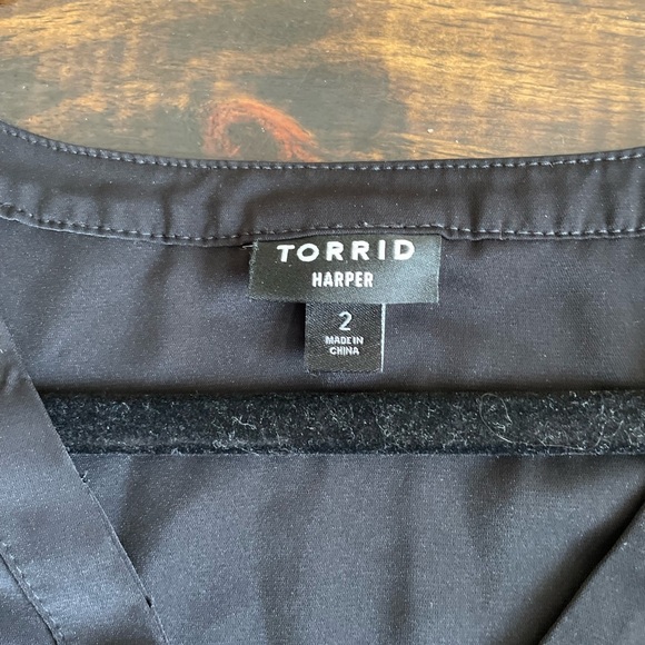 Torrid Women’s Plus 2 Blouse with Black Roll Tab Sleeve Shirt Top - Picture 6 of 9